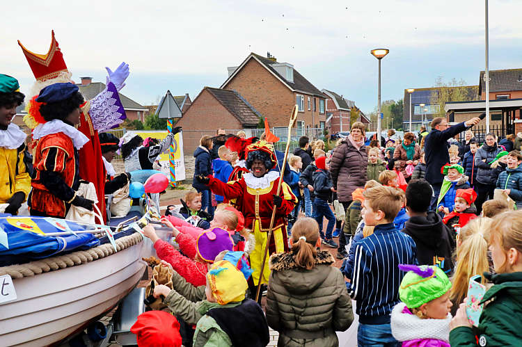 Aankomst van de Sint en zijn Zwarte Pieten in Waarder_021